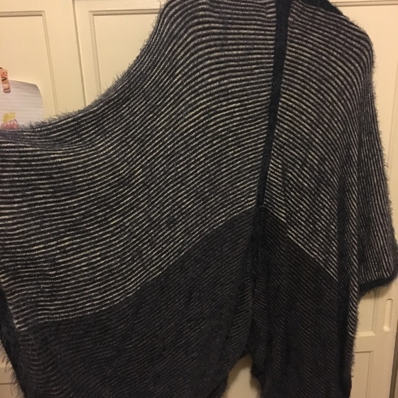 Navy blue poncho - Picture 3 of 4